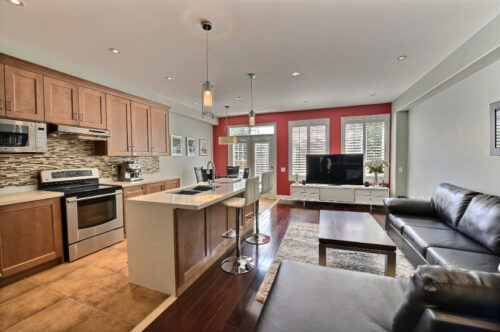 Open concept kitchen and family room in Bronte Oakville townhouse for lease