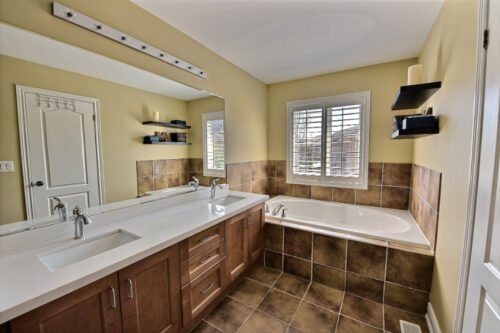 Primary ensuite bathroom in three bedroom townhouse for lease Bronte Oakville