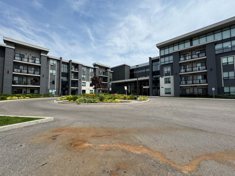 Windows on the Green condo building exterior, 3170 Erin Mills Parkway, Mississauga